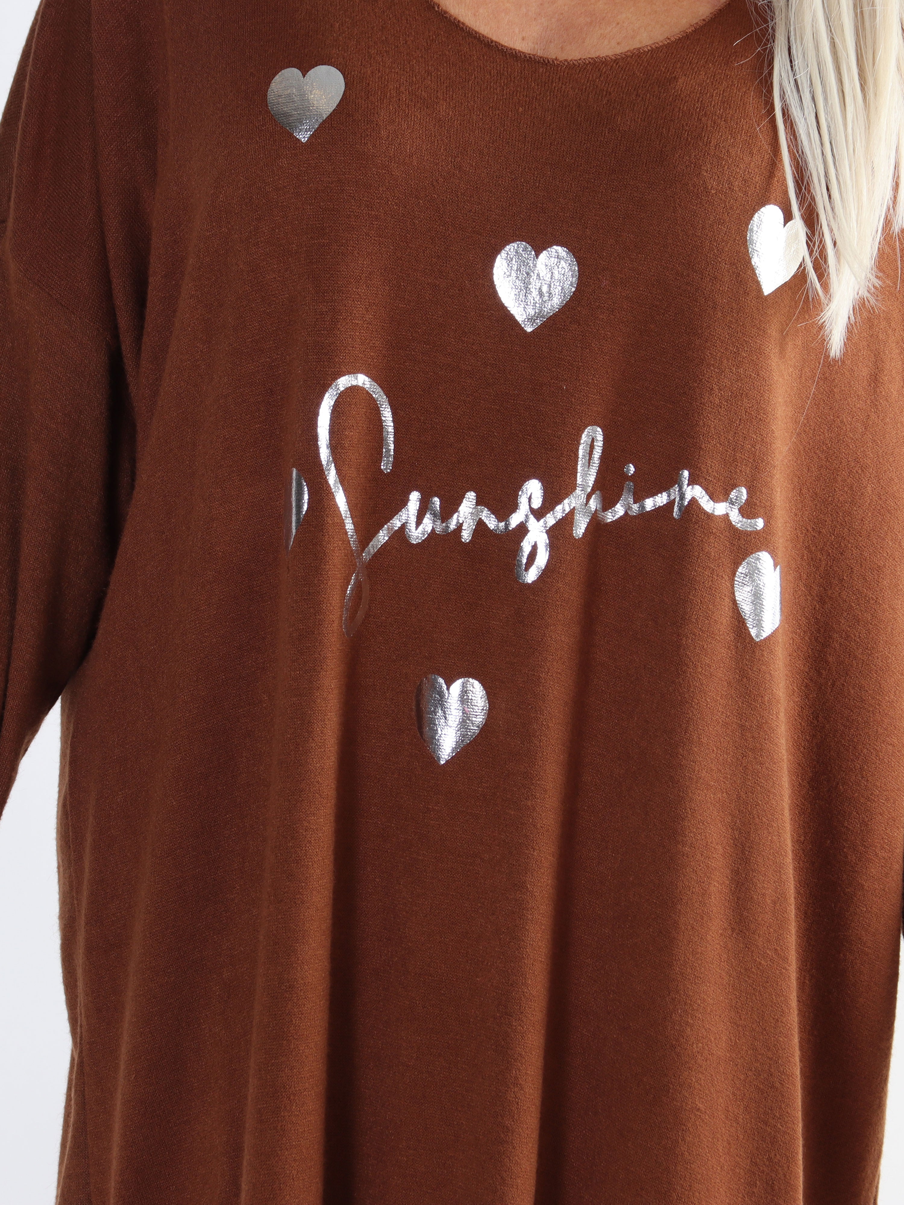 Lucia - Plus size klänning i viskos med tryck av silverhjärtan och text